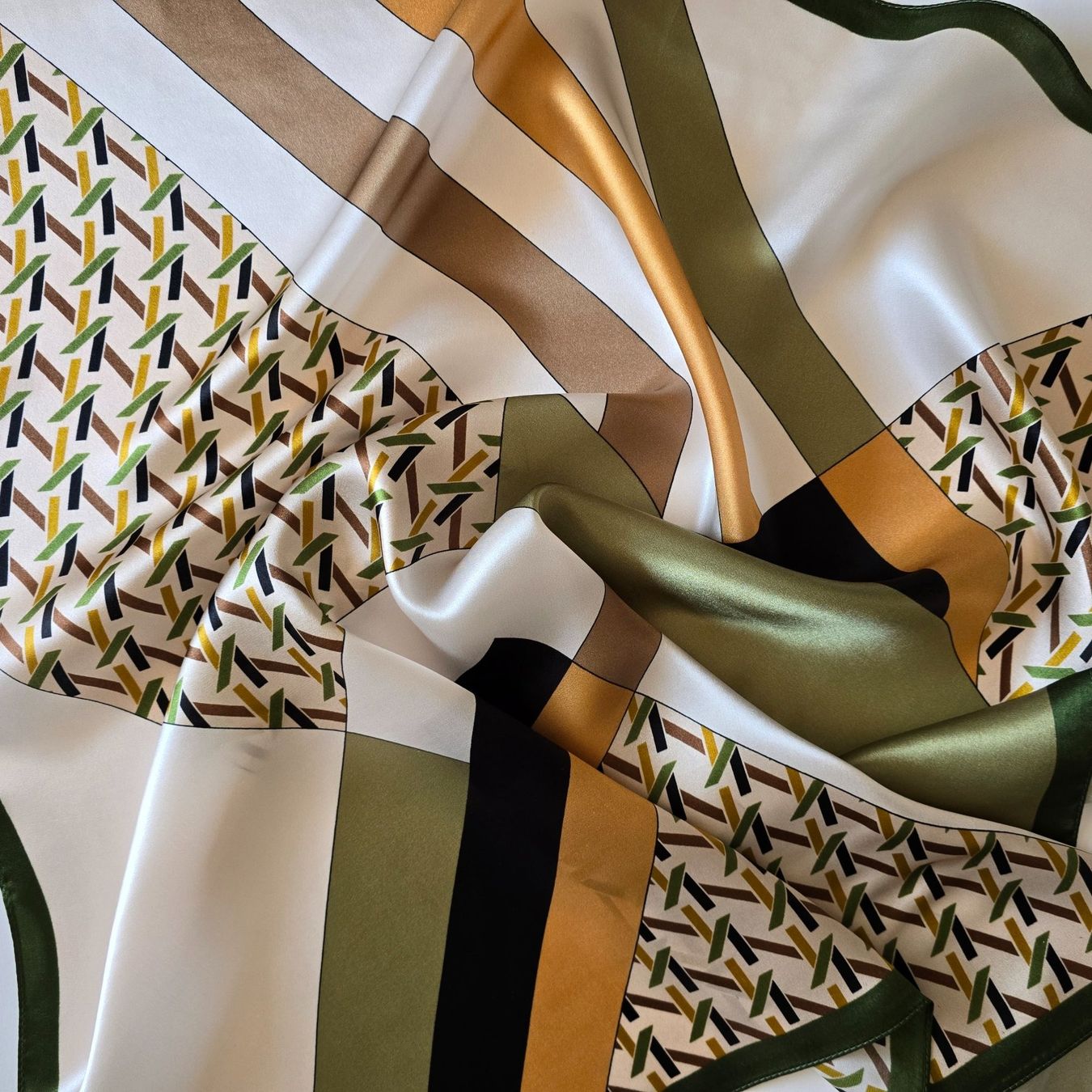 Foulard & Sciarpe: New 68cm Seidentuch, Geometric Pattern Green Silk Scarf – Nuovo e nell'imballaggio originale da Baar venduto da virginiablossoms 5