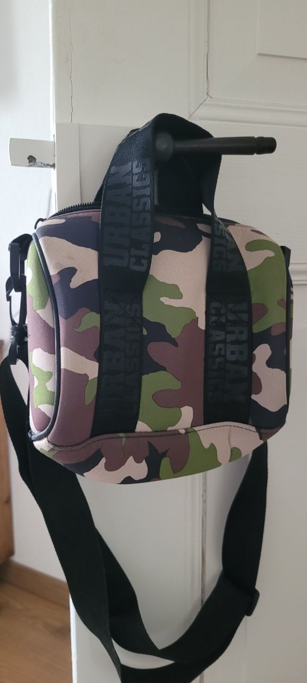Borse: Coole Urban Classics Umhängetasche, Camouflage Muster – Usato da Metzerlen venduto da Manta81