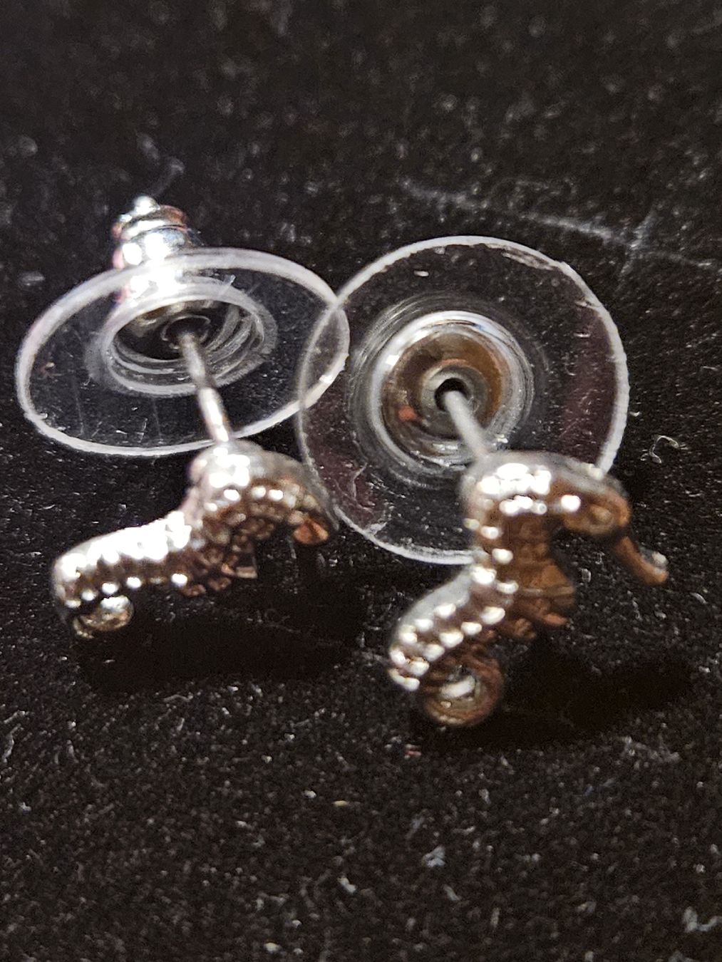 Ohrringe & -stecker: Ohrstecker Seepferdchen silberfarben gebraucht – Gebraucht aus Wettingen von Sk8ertomda 1