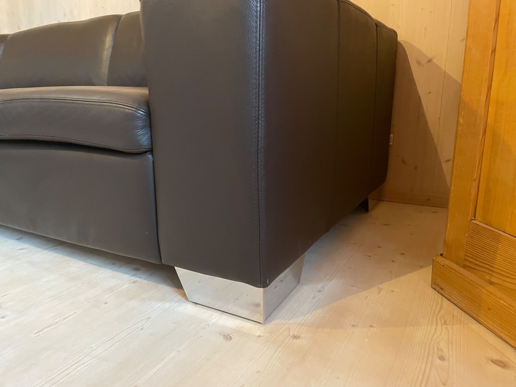 Divani: Ecksofa aus Leder mit Longchair rechts – Usato da Oberkulm venduto da kat_x568 8