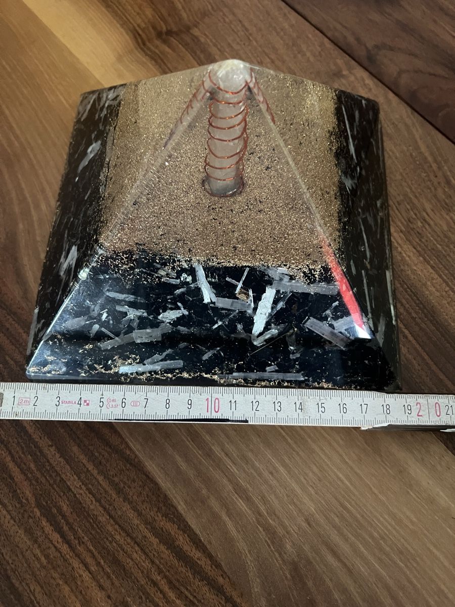 Minerali & Pietre curative: Leistungsstarke Pyramide – Usato da Aarberg venduto da Edelschungit 2