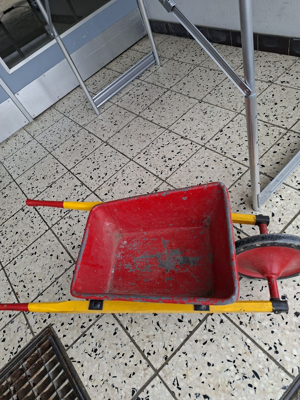 Carriole: Antike kleine Schubkarre – Usato da Aarwangen venduto da jaelli01 3