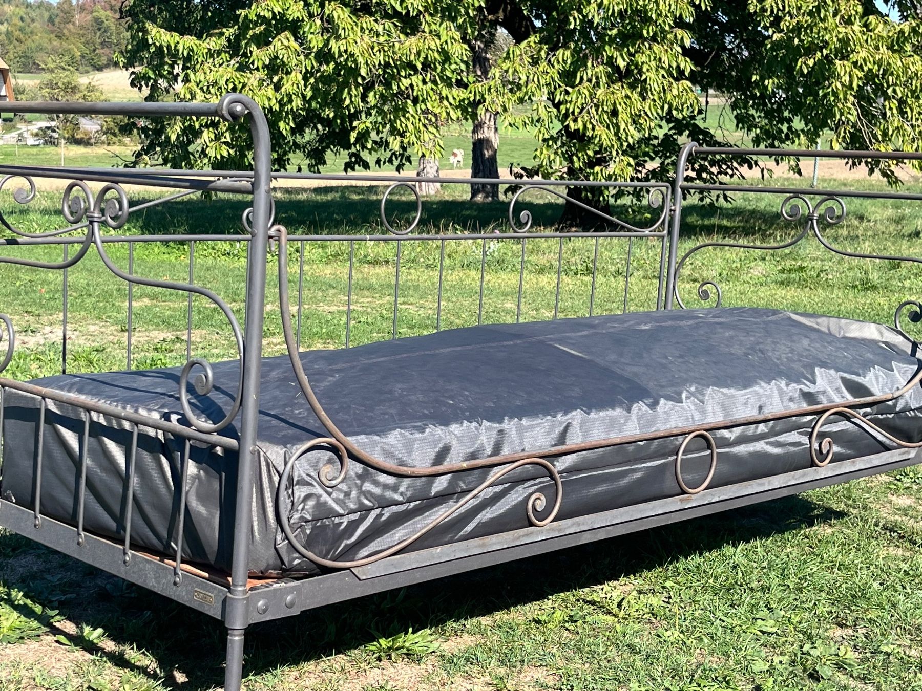 Lits: Bett Metall mit Matratze – D'occasion à Allmendingen b. BE par juair 5