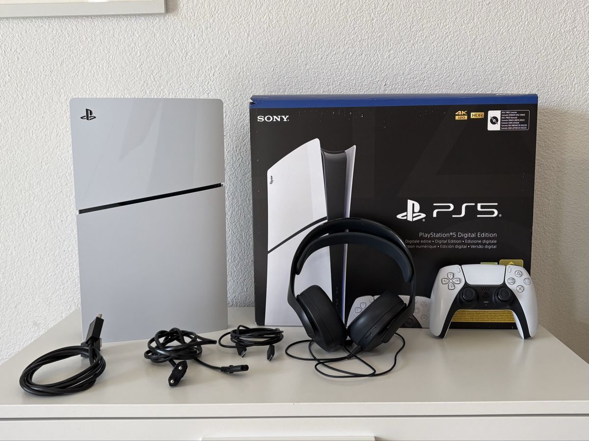 Sony Console: Sony PS5 Digital Edition + DualSense + PULSE 3D Headset – Nuovo (secondo la descrizione) da Thun venduto da kamenjasevicstjepan