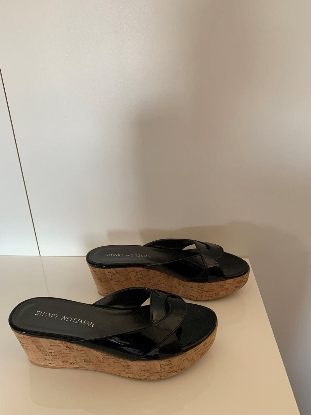 Stuart Weitzman Scarpe da donna: STUART WEITZMAN: Neue schwarze Lackleder-Sandale, 37,5 – Nuovo (secondo la descrizione) da Luzern venduto da paulablue 8