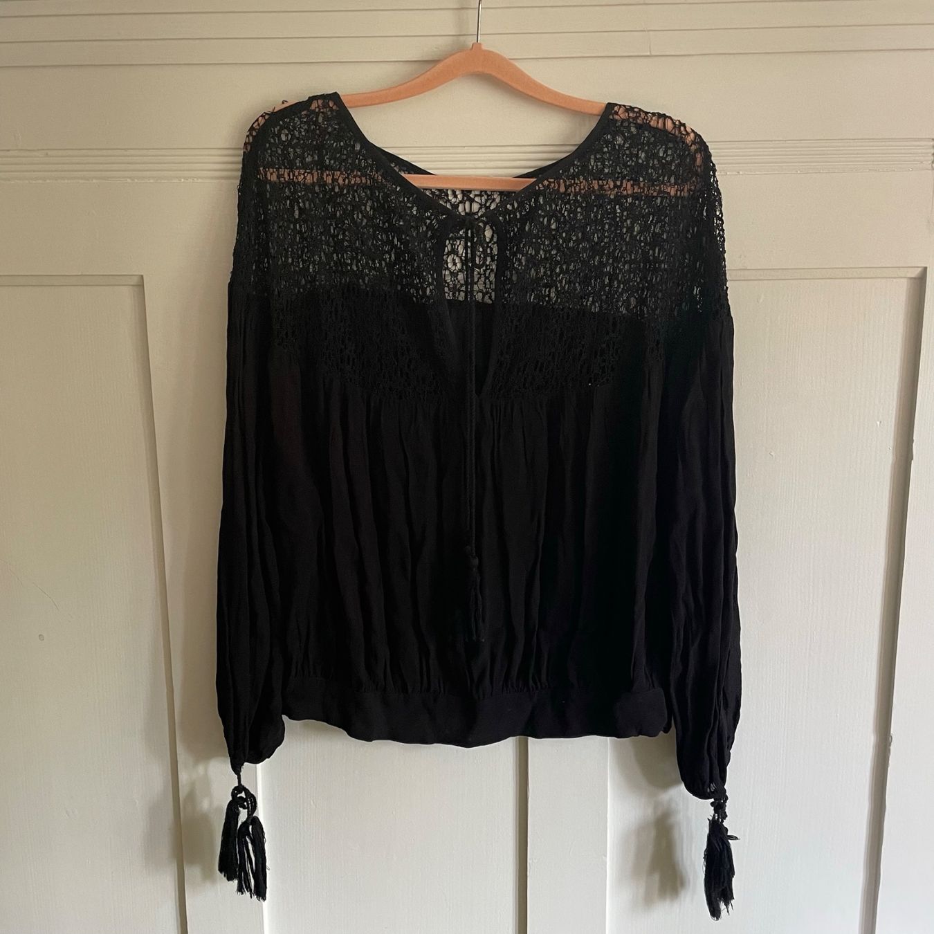 Zara Blusen: Bluse schwarz, Spitzen-Passe, Fransen-Bindebaendel – Gebraucht aus Aarau von Better_Buy_From_Stef