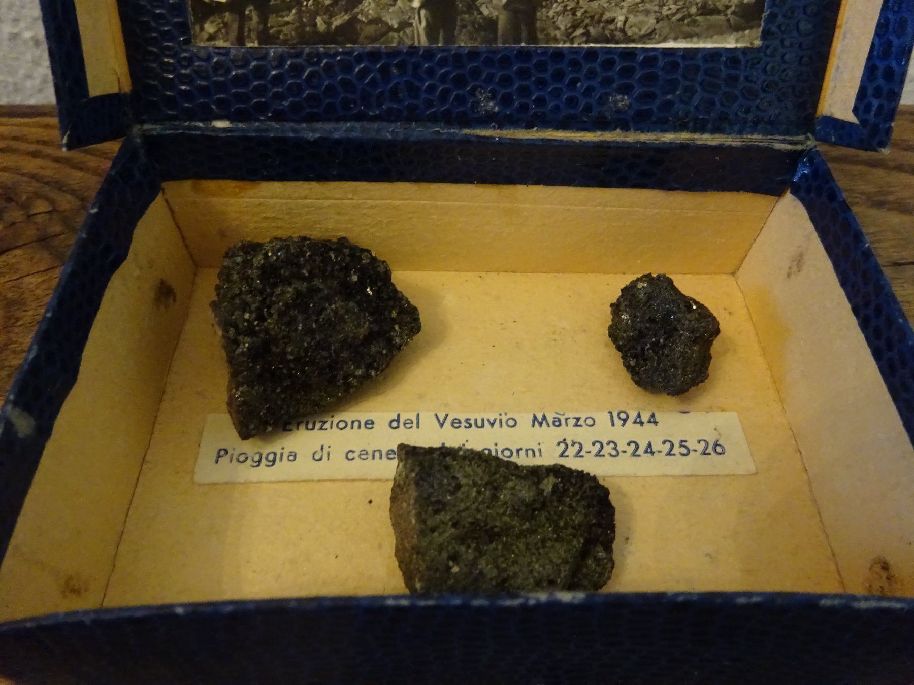 Mineralien & Heilsteine: * Historische Lava / Vulkan Vesuv – Gebraucht aus Esslingen von eintagammeer 4
