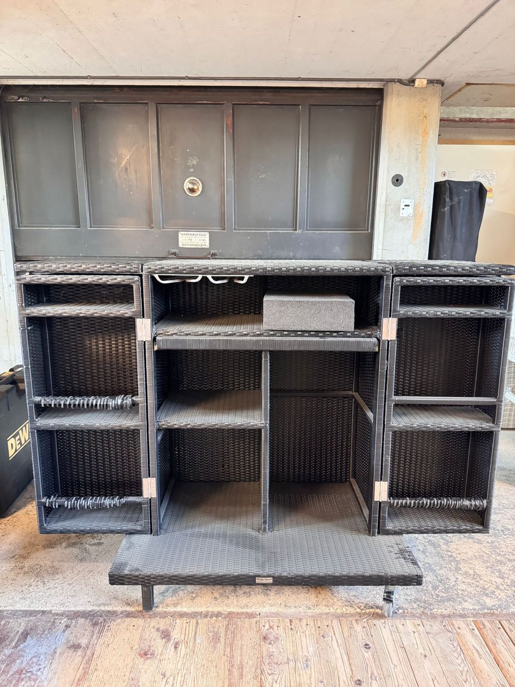 Allestimento di negozi e stand fieristici: Rattanmöbel Bar mit Hockern – Usato da Uznach venduto da handwerker_center 1