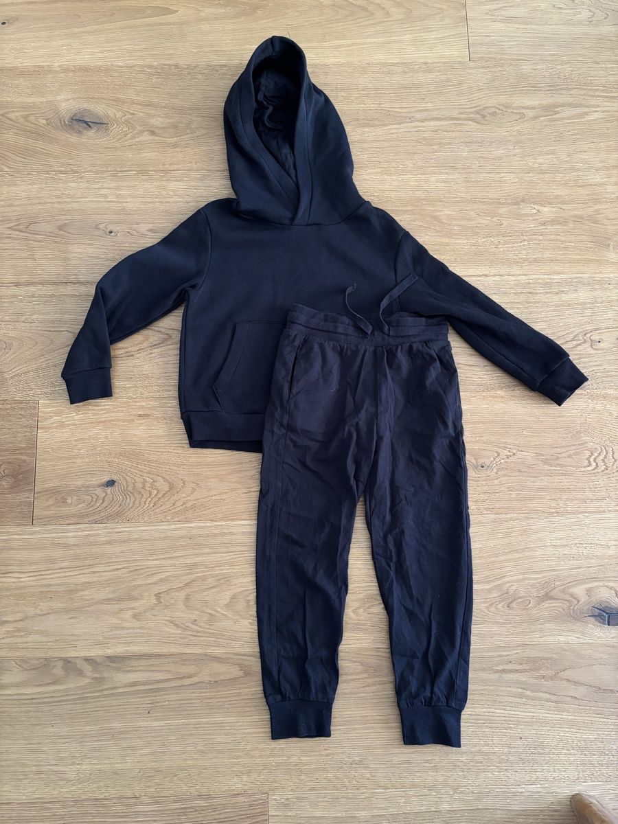 H&M Lotti & Set di vestiti: H&M Kinder Jogginganzug Schwarz, Gr. 110-116 – Nuovo (secondo la descrizione) da Biel-Benken BL venduto da frauvomfluss