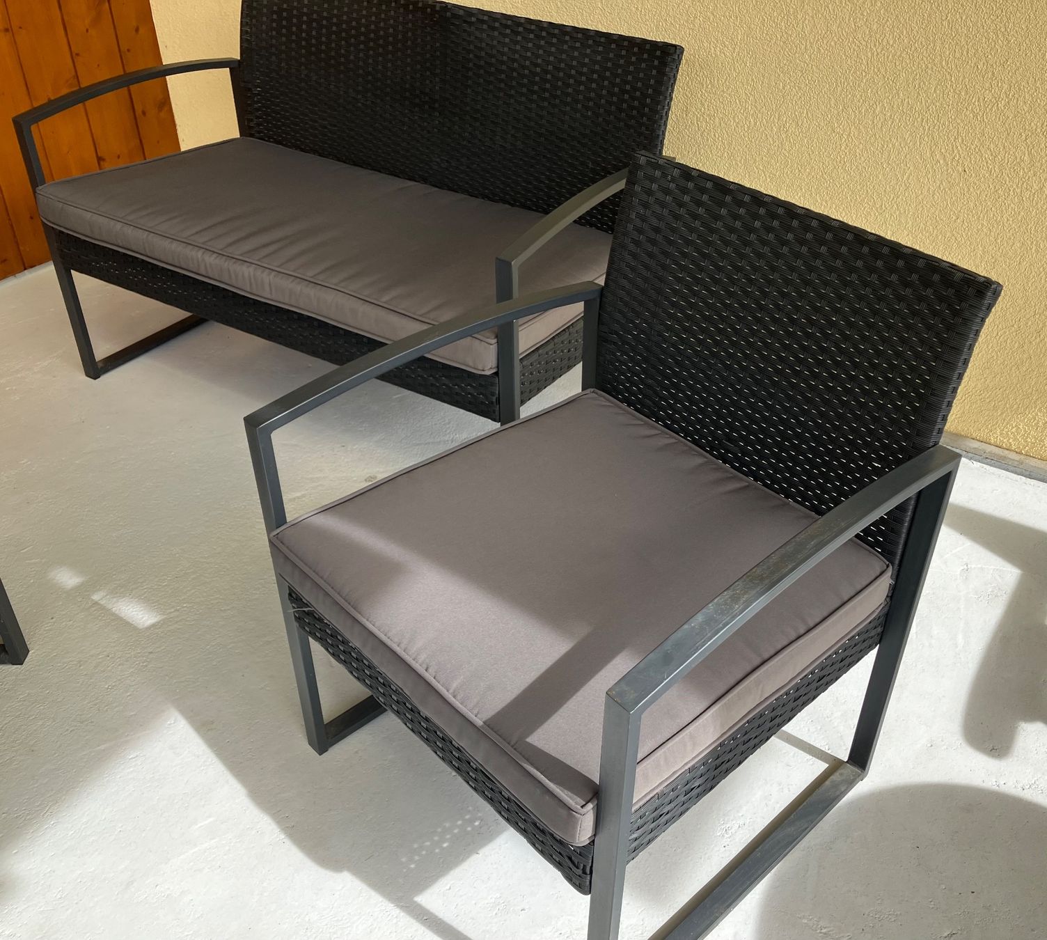 Poltrone: Garten lounge Sitzgruppe mit Tischli – Usato da Schöftland venduto da Dominuspro 1