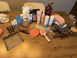 Kosmetik-Set mit Beutel und Haarzubehör, neu und gebraucht