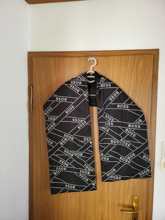 Écharpe chaude Hugo Boss, parfait pour l'hiver! comme Neuve