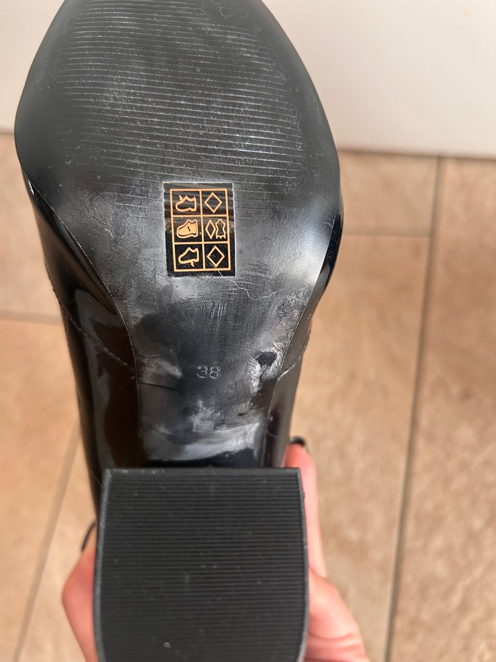Damenschuhe: GUESS Lack-Stiefeletten Schwarz – Gebraucht aus Bönigen von zis_bnd7 5