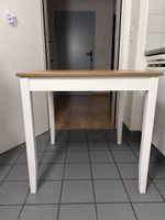  Küchentisch – weiss mit brauner Tischplatte