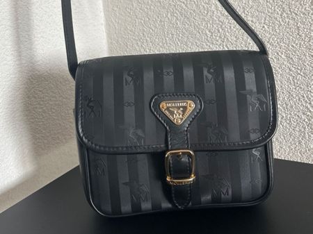 Maison Mollerus Umhängetasche schwarz mit goldener Schnalle