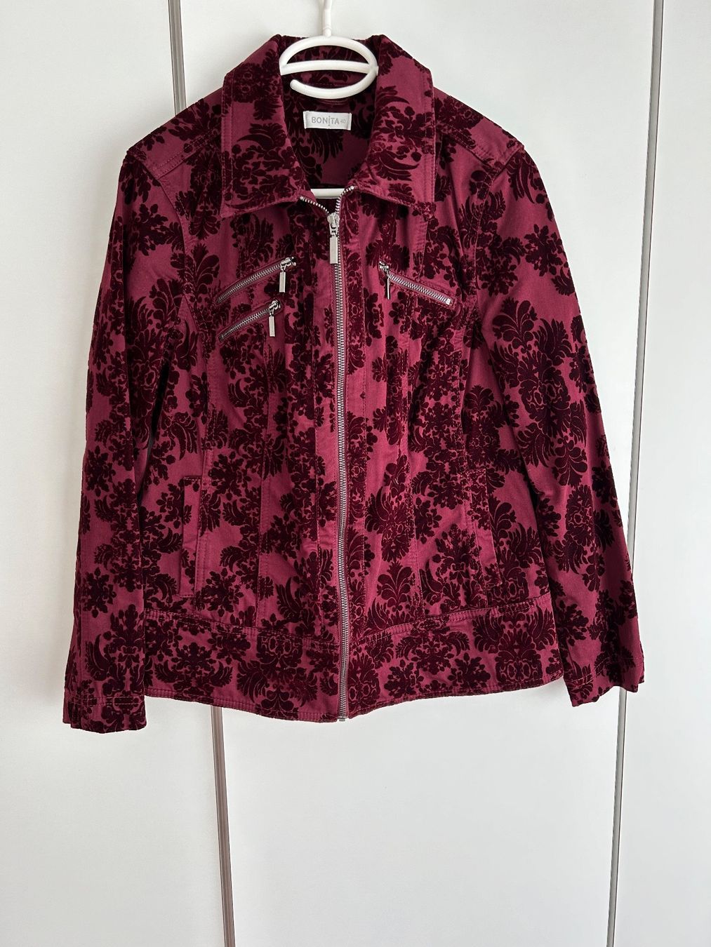 Bonita Giacche: Wunderschöne moderne SAMT-JACQUARD Jacke, Bordeaux – Usato da Bern venduto da Smile-2707