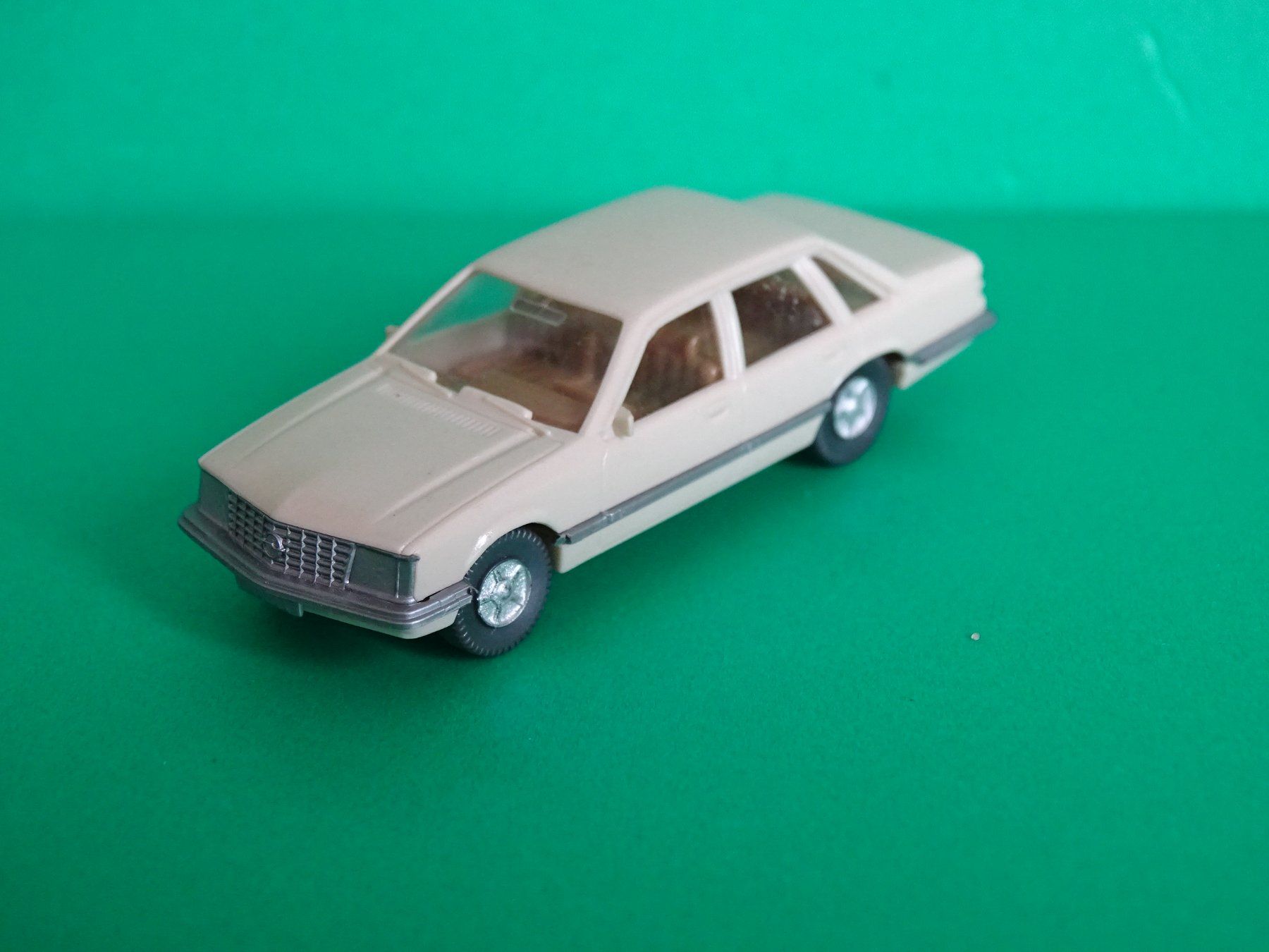 Wiking Modellini d'auto: Opel Senator von Wiking 1/87 – Usato da Bretzwil venduto da Meex
