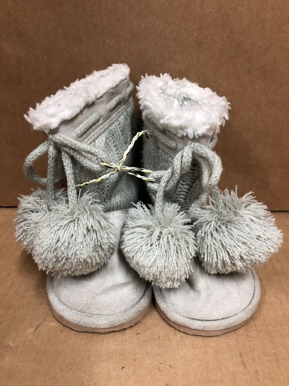 Scarpe per ragazzi: Kuschelige Winterstiefel Gr. 22/23 mit Bommeln – Usato da Eschlikon TG venduto da RamonaSt