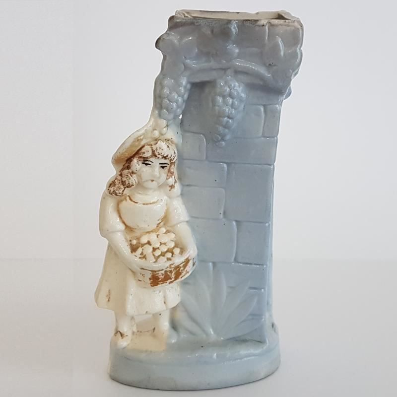 Statuette: Figurine Mädchen mit Korb Antik – Usato da Kaltbrunn venduto da Condor2