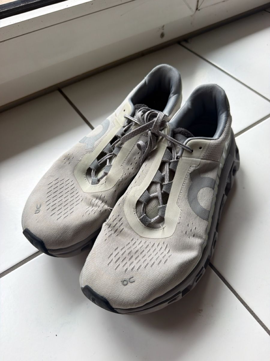 On Scarpe da uomo: On Cloudmonster gris 43 – Difettoso da Zürich venduto da Baff1