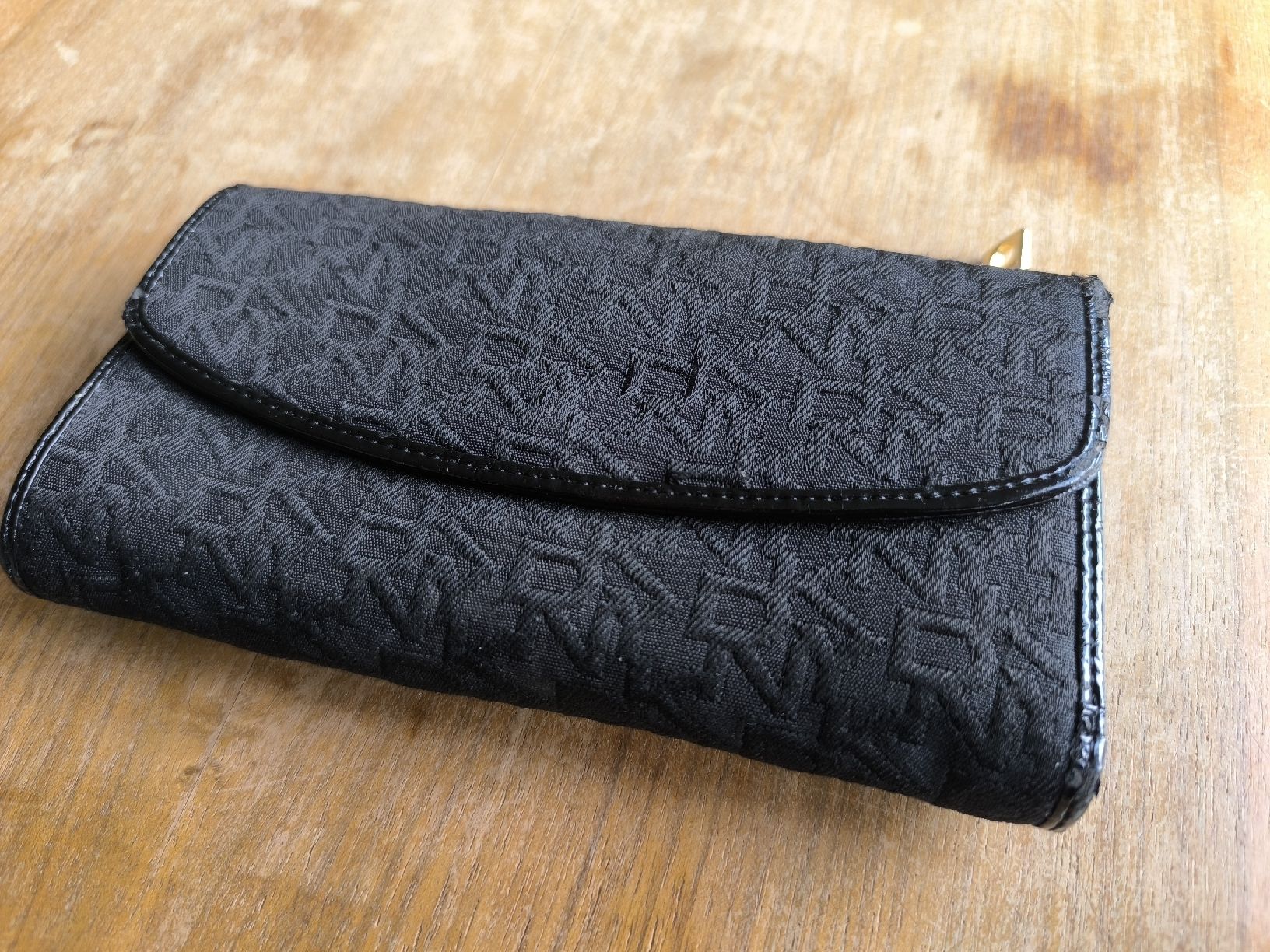 DKNY Portamonete: DKNY Schwarze Geldbörse mit Logo-Muster – Usato da Bern venduto da Gische