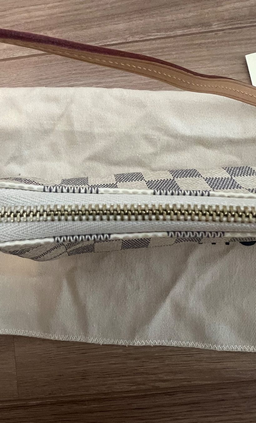Louis Vuitton Sacs femmes: Louise Vuitton pochette accessories – D'occasion à Arzier Le Muids par oma_w5bq 9