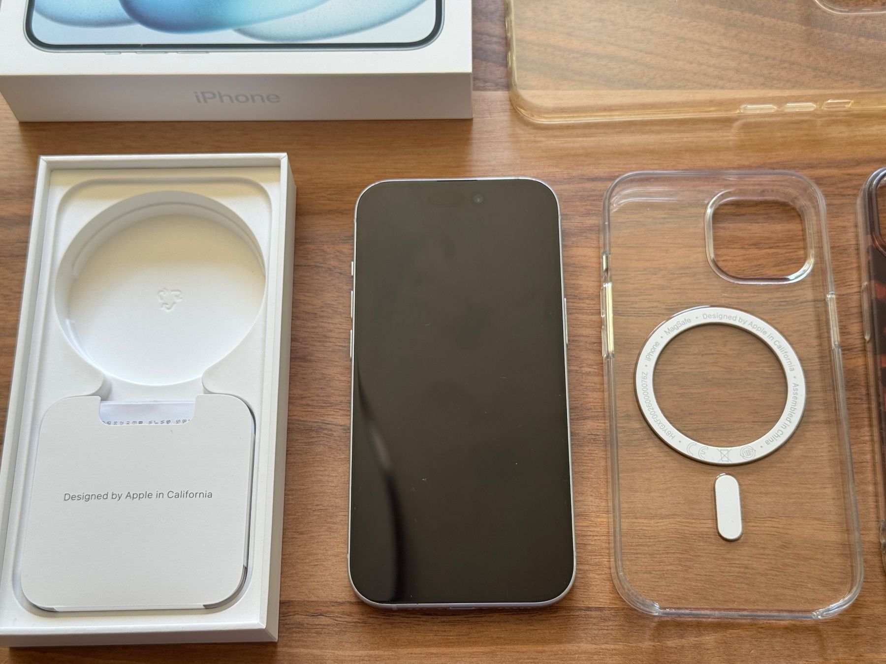 Apple Portables: Iphone 15, funktioniert einwandfrei, mit kapputem Backscreen – D'occasion à Linthal par Water 3