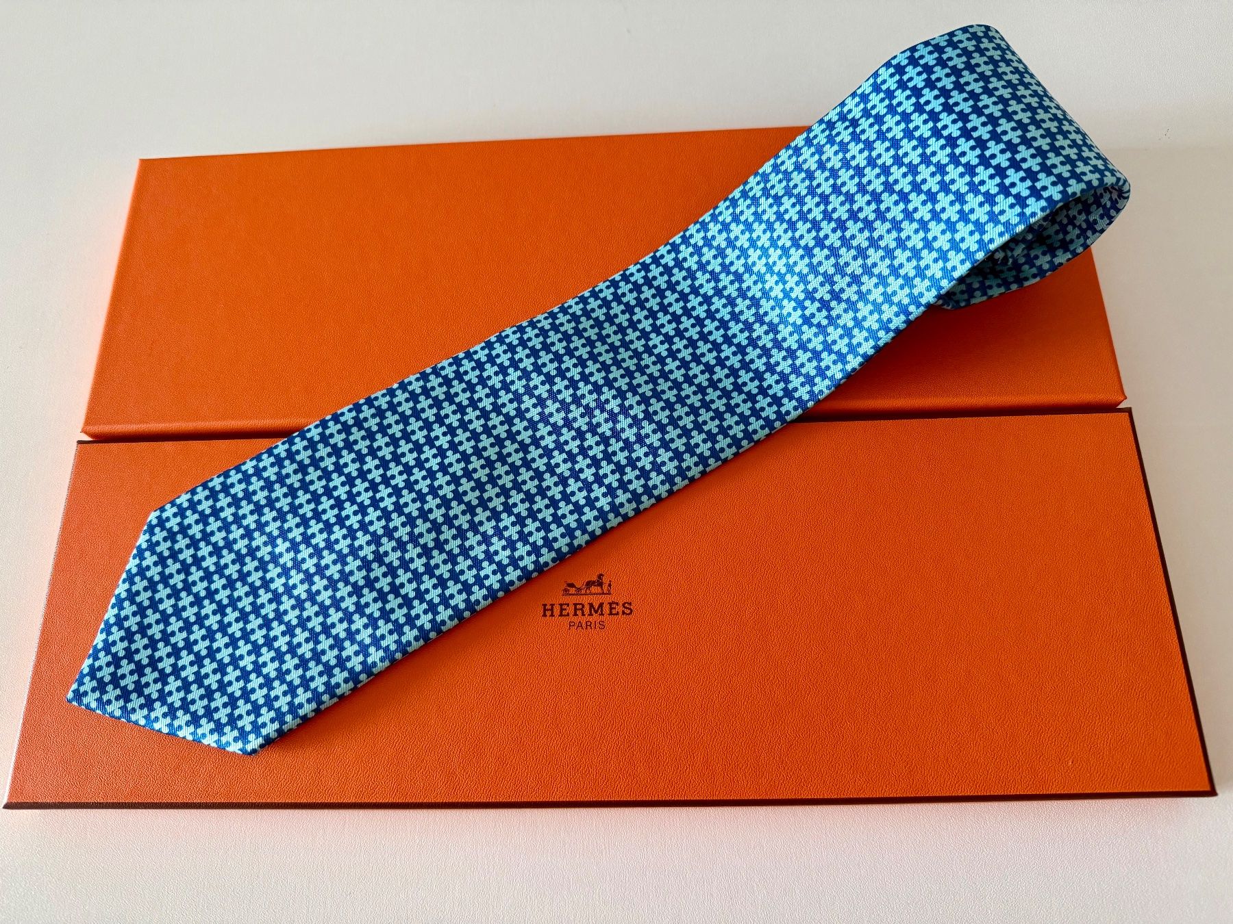 Hermès Cravatte: Cravate HERMES-Paris „Blue H" - avec box original – Nuovo (secondo la descrizione) da Le Mont-sur-Lausanne venduto da luxurylover