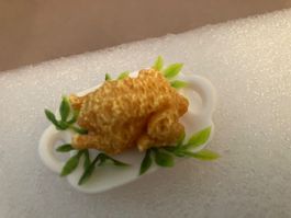 Essen für die Puppenkinder "Brathähnchen, Salat" dekoriert