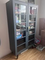 Graues Regal mit Glasfront und Holzbeinen, guter Zustand