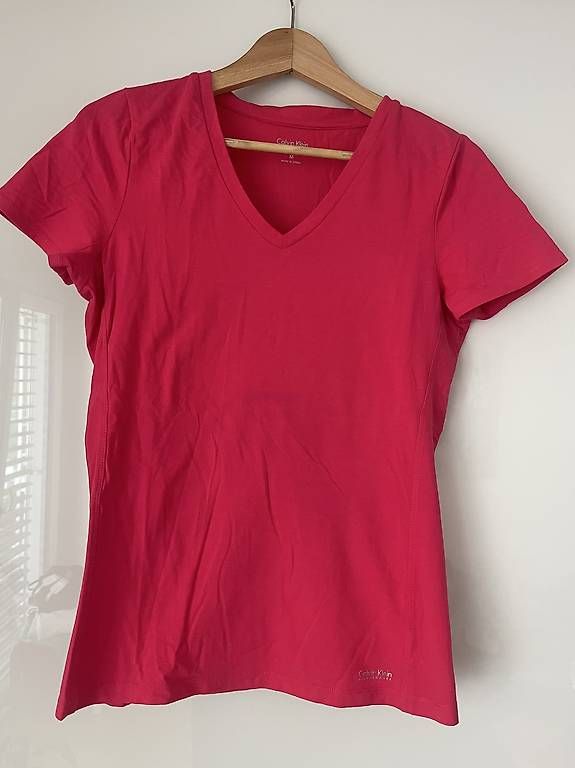 Calvin Klein T-Shirts: Calvin Klein Sport Tshirt in Größe M – Gebraucht aus Zürich von michaela_2024