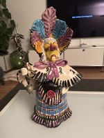 Keramikfigur Narrenfigur mit Federkopfschmuck und kariertem 