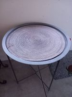 Tavolino rotondo moderno in metallo grigio