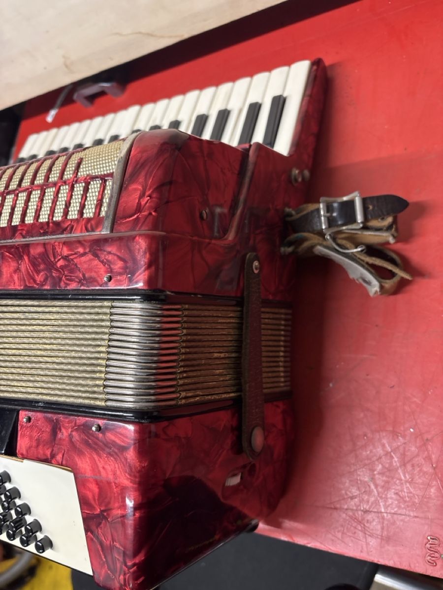 Vintage Strumenti musicali: Fisarmonica vintage rossa, – Usato da basel venduto da Swiss._.1978 4
