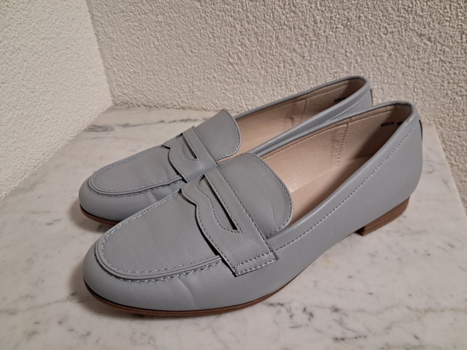 Scarpe da donna: Hellblaue Loafer, neuwertig, Gr. 39 – Nuovo (secondo la descrizione) da Weinfelden venduto da Da-ryn01