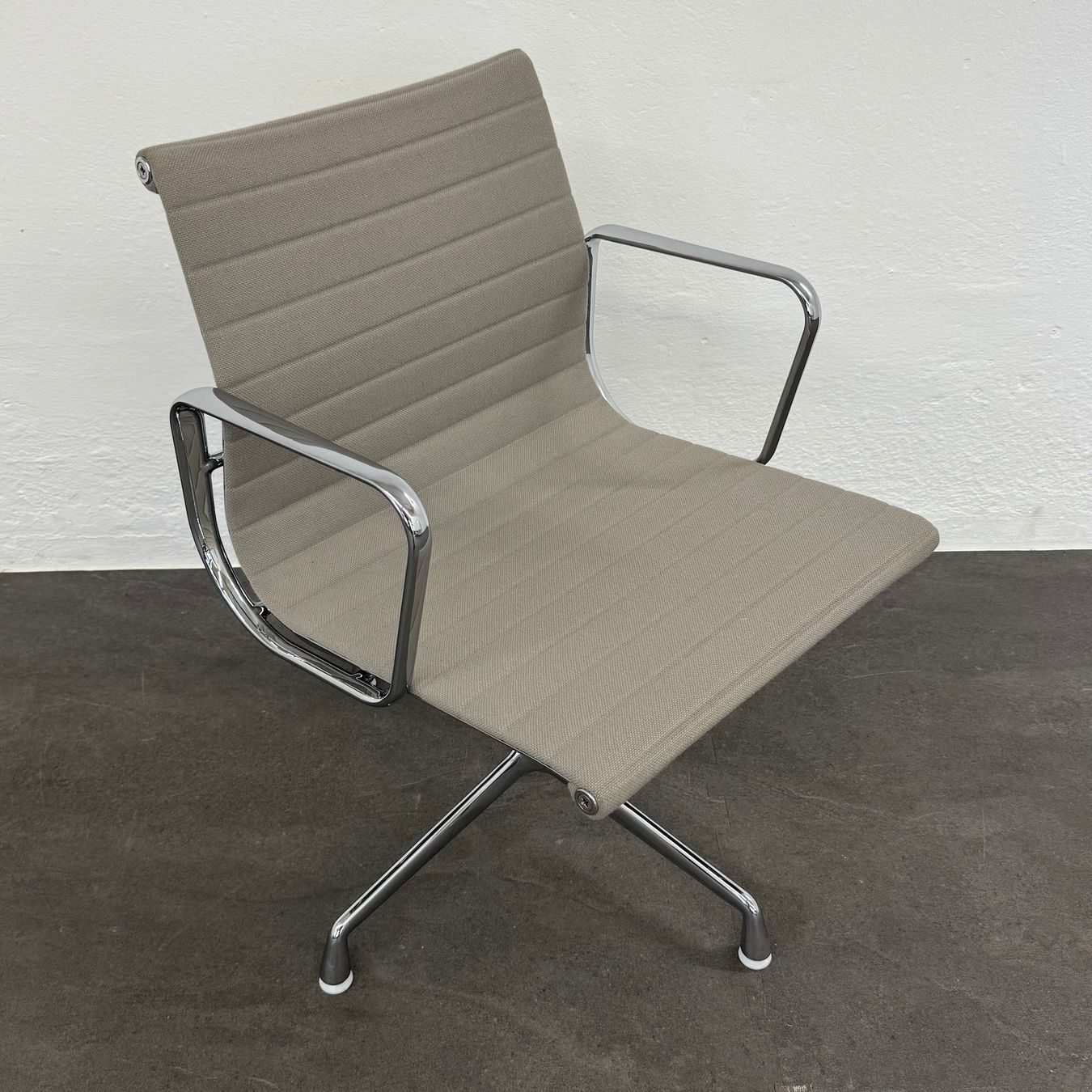 Sedie: Vitra Eames Alu Chair EA108 Hopsak – Usato da Schönenwerd venduto da mcofficeshop 1