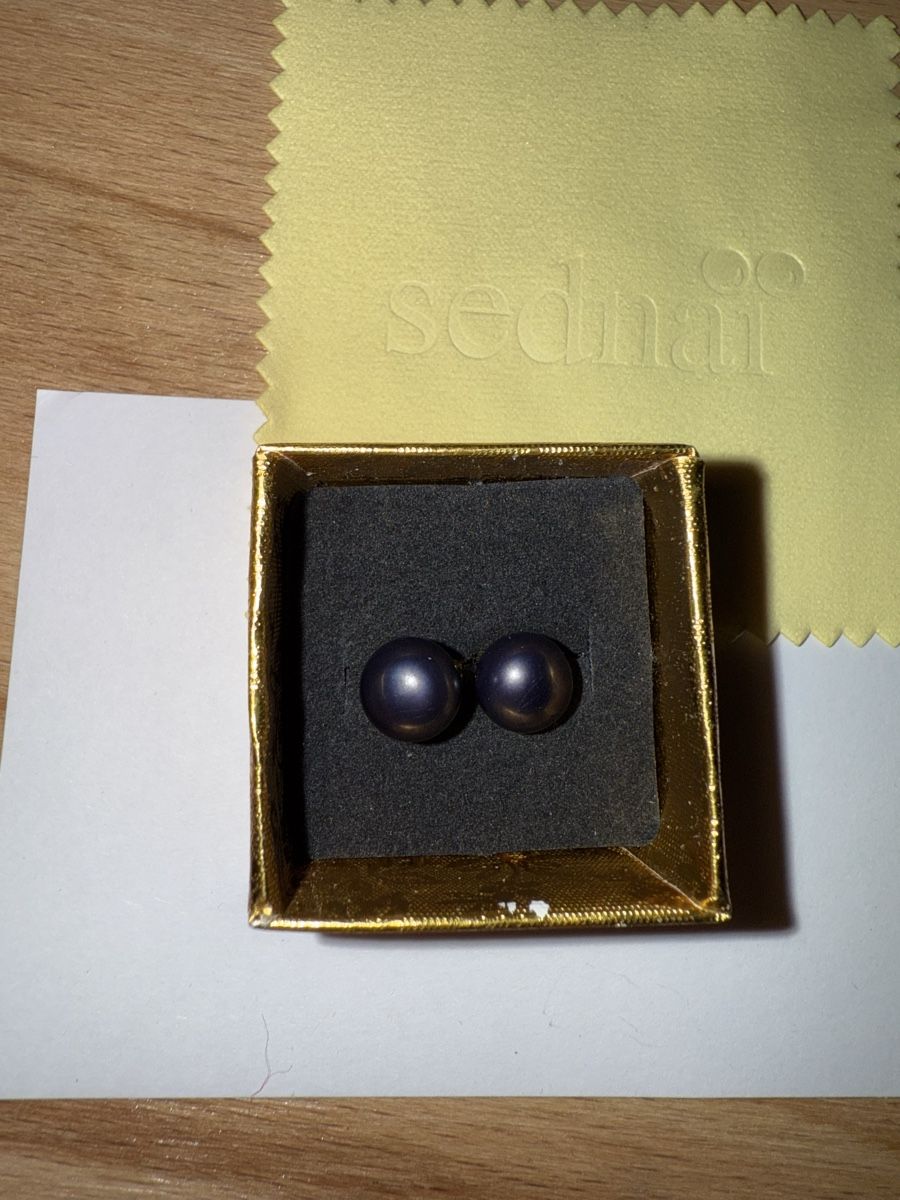 Orecchini pendenti & Orecchini a lobo: Elegante Ohrstecker mit dunklen Süsswasserperlen Perlen, neu – Nuovo e nell'imballaggio originale da Gstaad venduto da Kunst1996 2