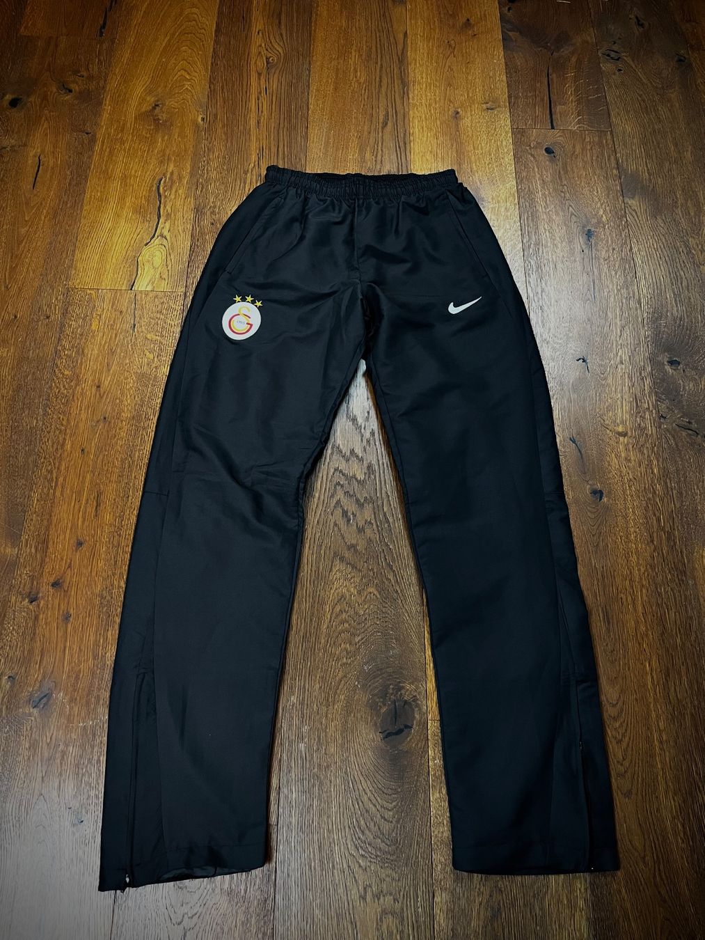 Nike Pantaloni: Schwarze Galatasaray Trainingshosen – Usato da Lindau venduto da KT_Vintage