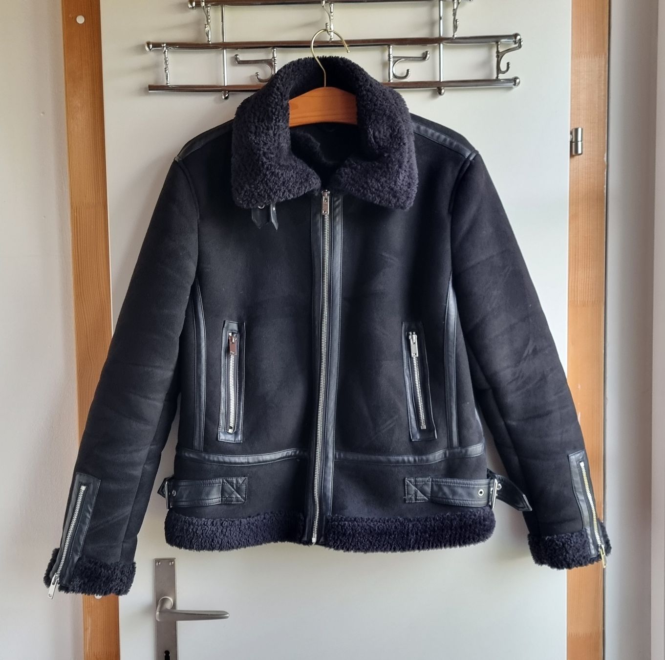 Vestes: Schöne Winterjacke mit Teddyfutter, Gr. M/38 – D'occasion à Gontenschwil par shop2hand