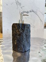 Seifenspender aus versteinertem Holz / seltenes Fossil