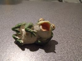 Frosch liegend, Maul offen, dunkelgrün, weiss
