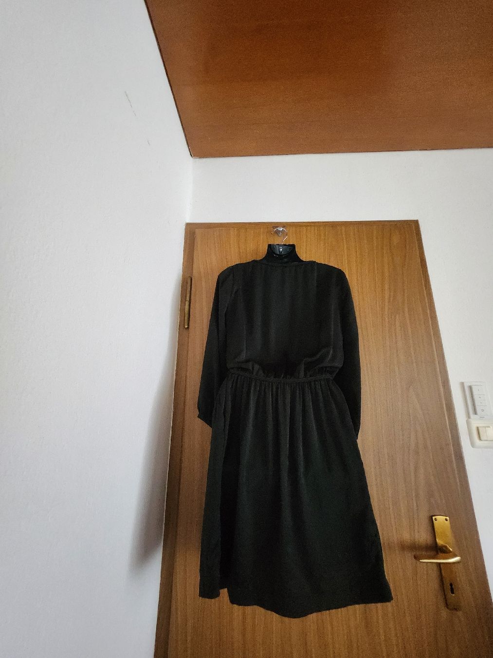 Sandro Vestiti: Robe noire Sandro taille 1(S/M) boutonnée, taille élastique – Usato da Niedergösgen venduto da Eva2410 2