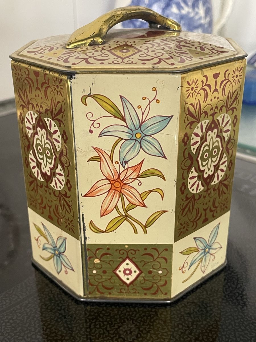 Contenitori & Simili: Antike Blechdose floral achteckig mit Griff und Deckel – Usato da Steinmaur venduto da Eastwing