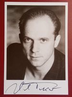 Ulrich Tukur Autogramm signiert Fotopostkarte 10x15cm