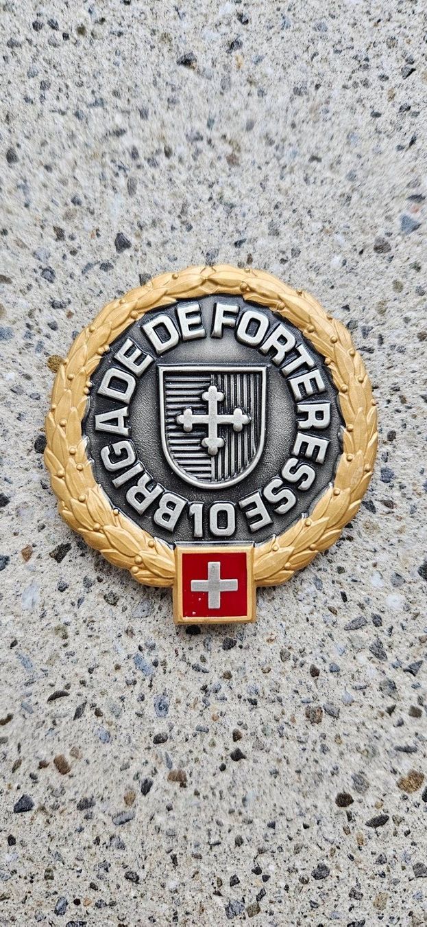 Schweizer Armee Placchette & Badge: *** Beretemblem Gold Offizier Schweizer Armee *** – Nuovo e nell'imballaggio originale da Riedholz venduto da fr_sIruP