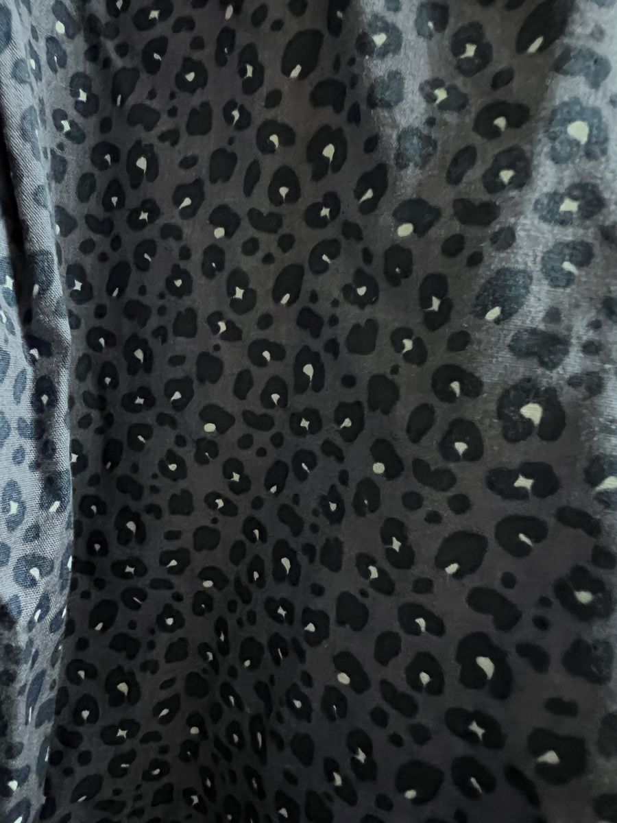 Camicette, T-shirt & Top: Mädchen Bluse mit Leopardenmuster, Gr. 126 eher 120 – Usato da Teufen AR venduto da Maleaa 4