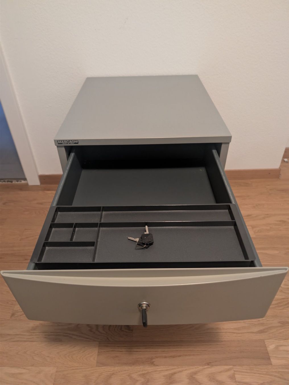 Banconi: Rollcontainer Mascagni grau 3 Schubladen gebraucht – Usato da Niederscherli venduto da lov_sc6v 3