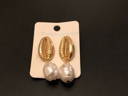 Ohrstecker mit goldfarbiger Muschel und Schmuck-Perle