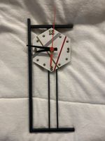 Belle horloge décorative - Design unique et moderne!