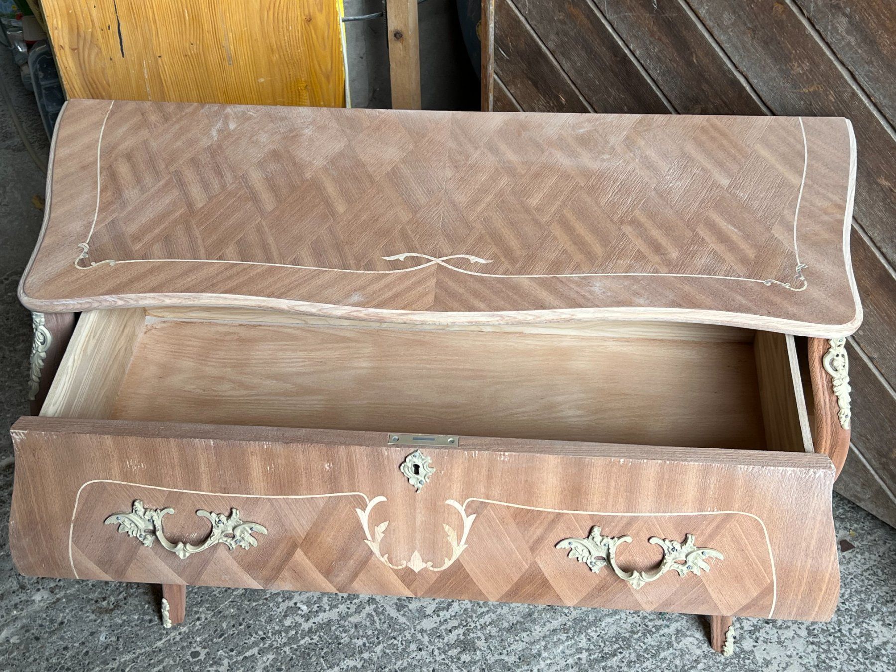 Cassettiere: ART 1146-L Commode marquetée sablé – Usato da Pont-La-Ville venduto da BCMGLEAL 2
